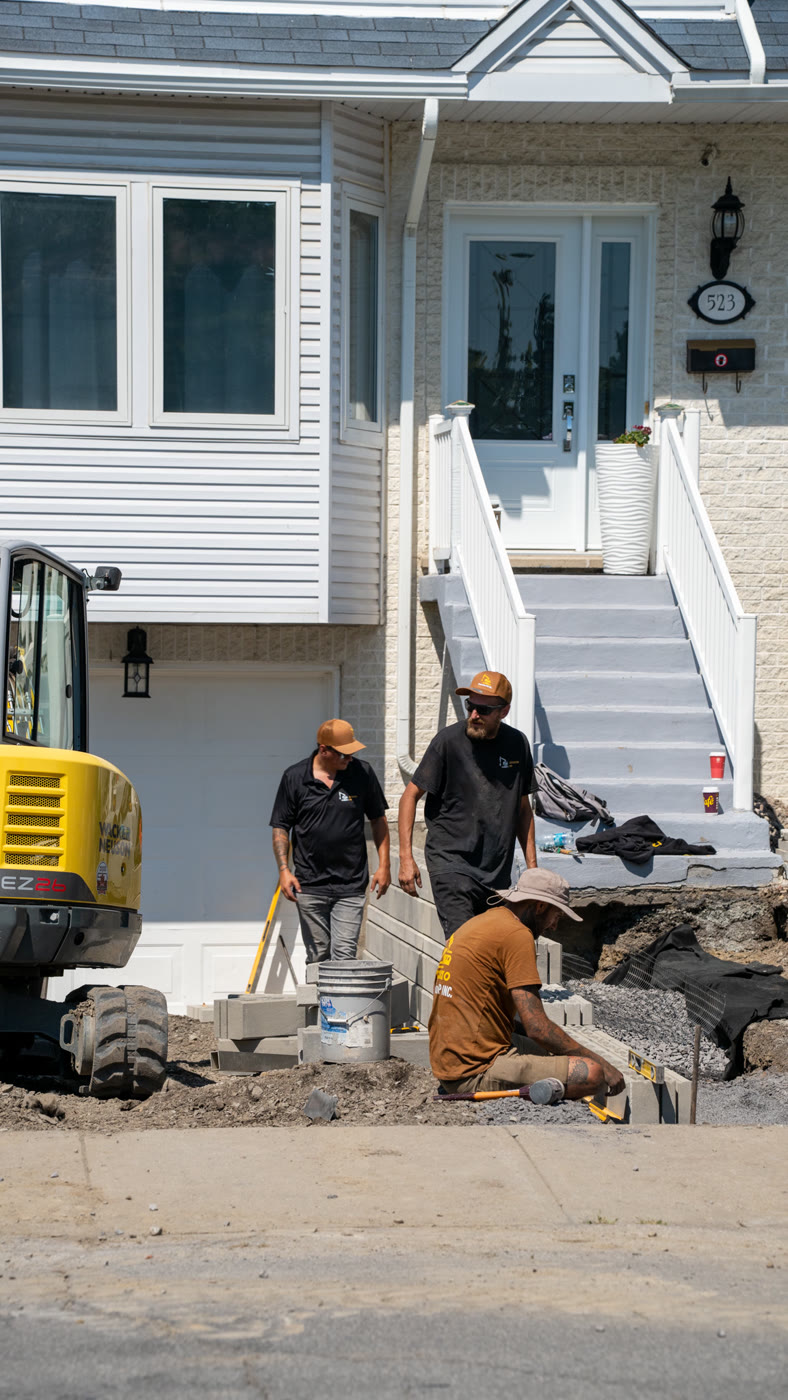 L'équipe d'Excavation P2P au travail sur un chantier résidentiel de la Rive-Sud